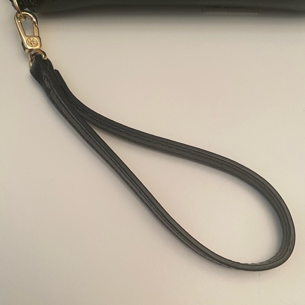 Tory Burch Thea patent leather wristlet - Picture 4 of 15